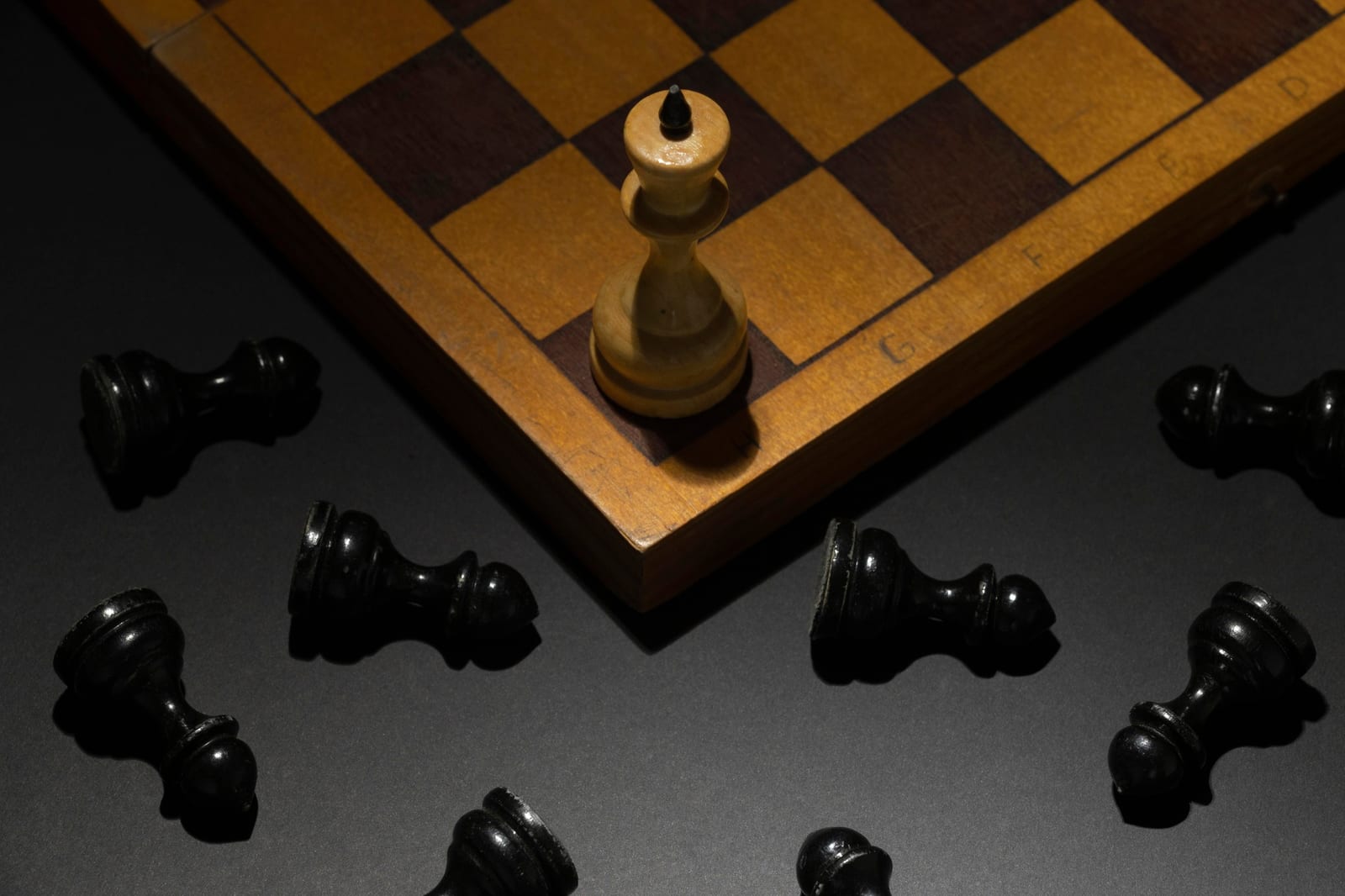 Aula de xadrez em turma com tabuleiros sobre mesas de madeira